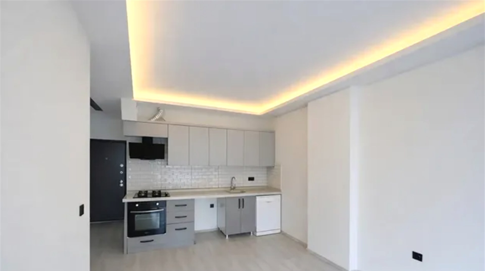 Boş ev temizliği sonrası mutfak ve salon görünümü